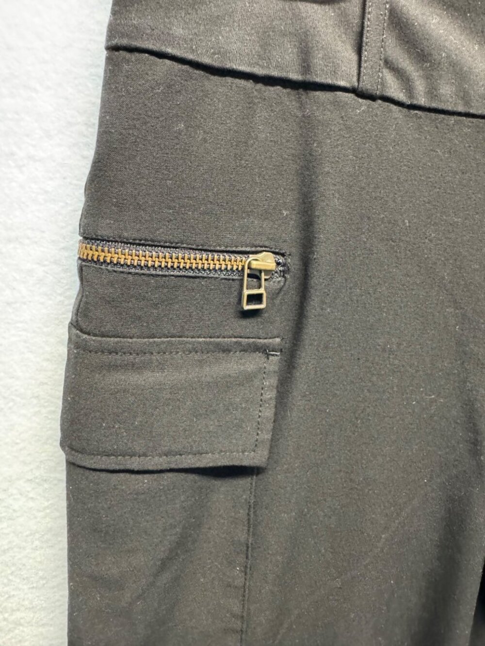 Black Old Navy Essential Stretch Low Waist Cargo Capri Pants Size 8 - Picture 2 of 10